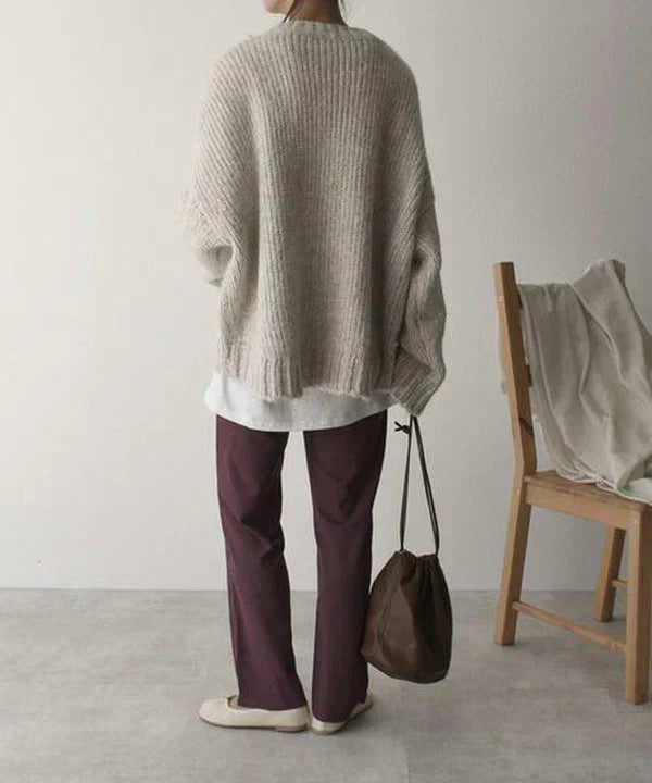 Oversized sweater med elfenbensfarvet frontlomme og store dybe lommer til kvinder