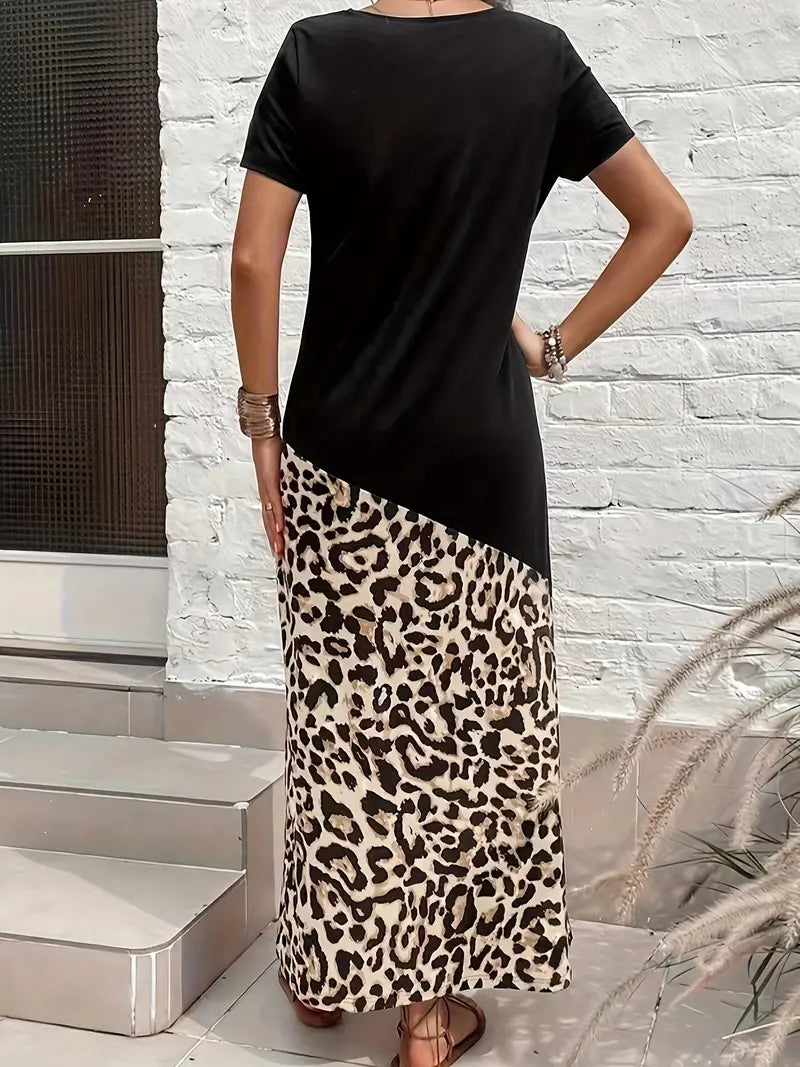 Ava – kortærmet kjole med rund halsudskæring og leopardprint