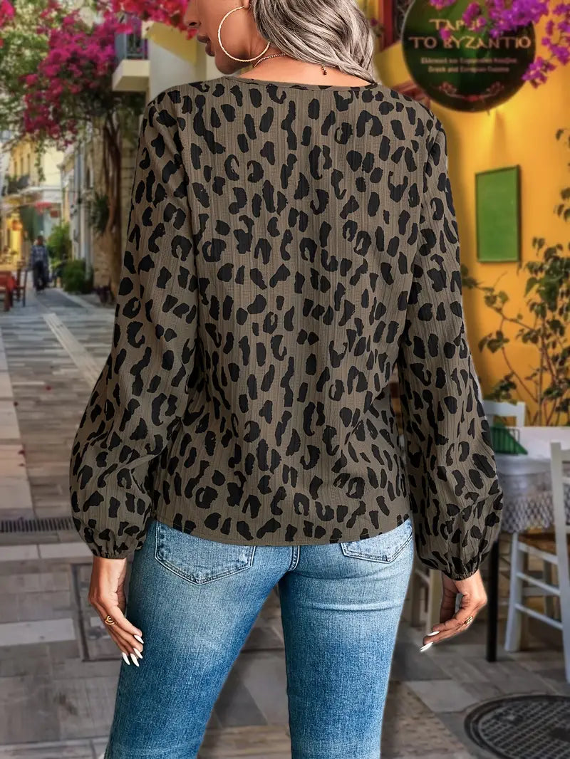 Mia – bluse med v-hals i leopardprint