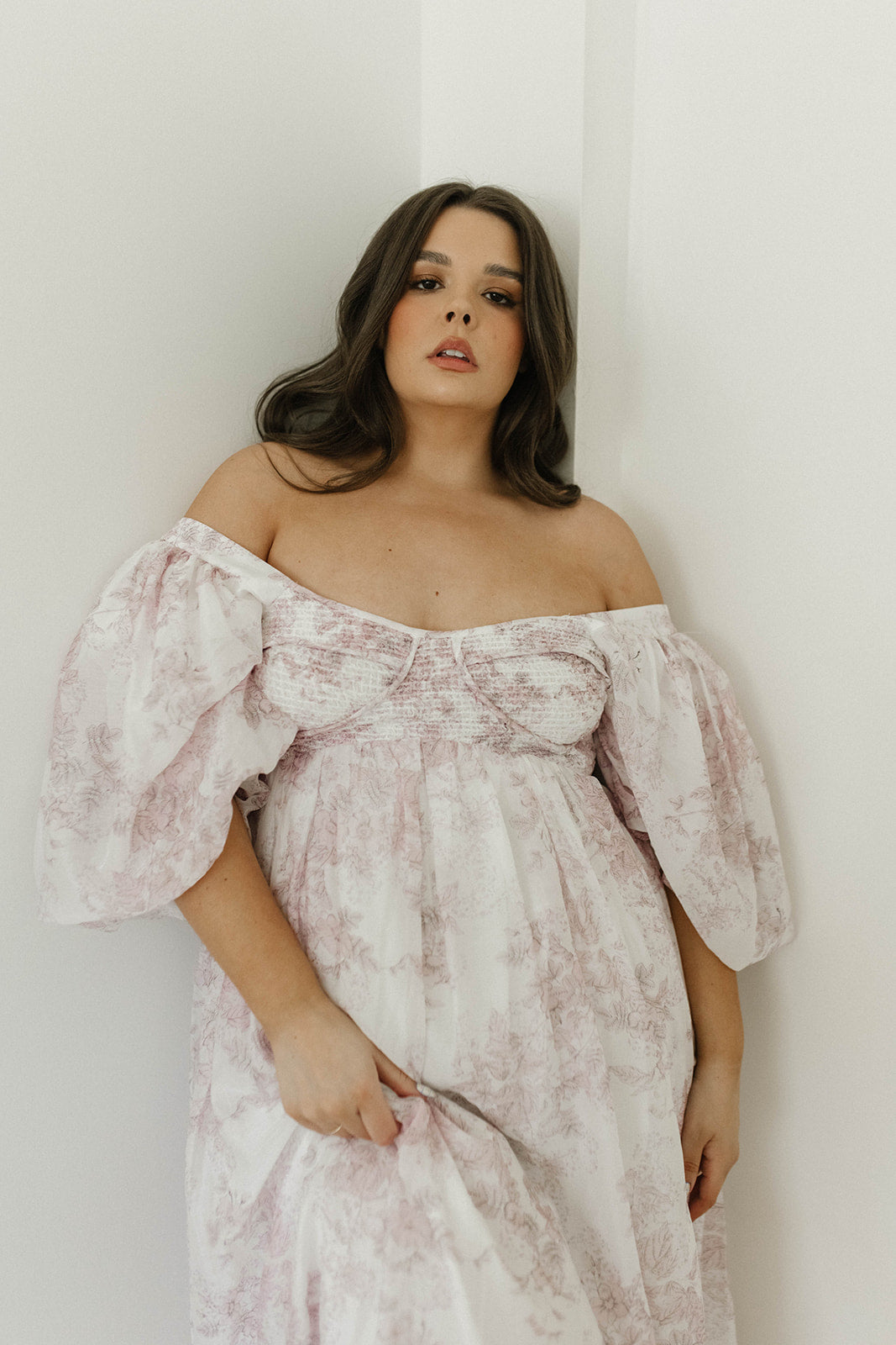 Harlow midi-kjole i lyserød blomstret - bump friendly & Inclusive sizing (S-3XL)