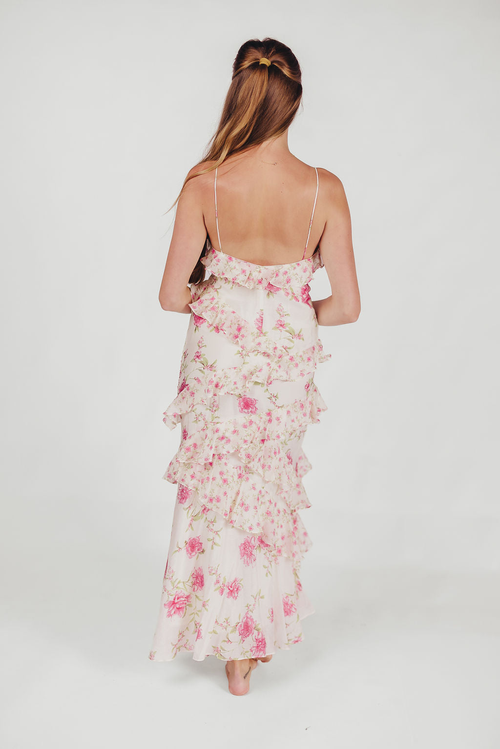 Amelia ruffle maxi dress i elfenben/pink floral