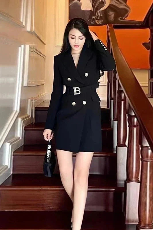 Katja's – klassisk kontorblazerkjole med bælte og luksuriøse knapper