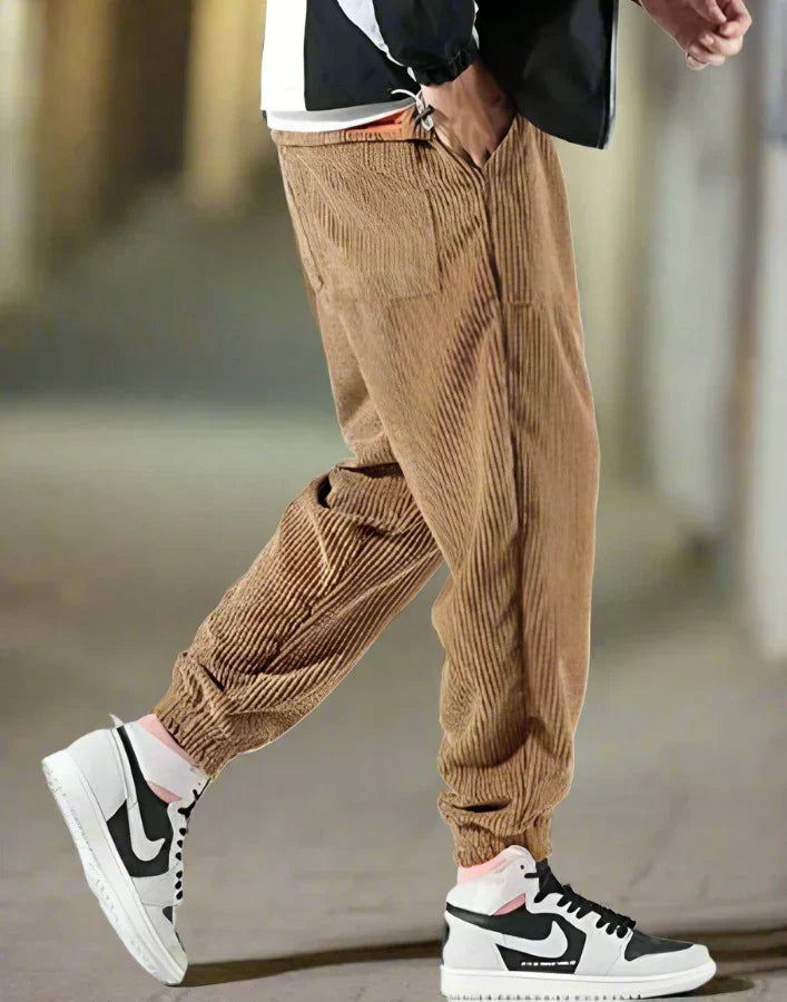 Konrad – moderne, vide fløjlsbukser