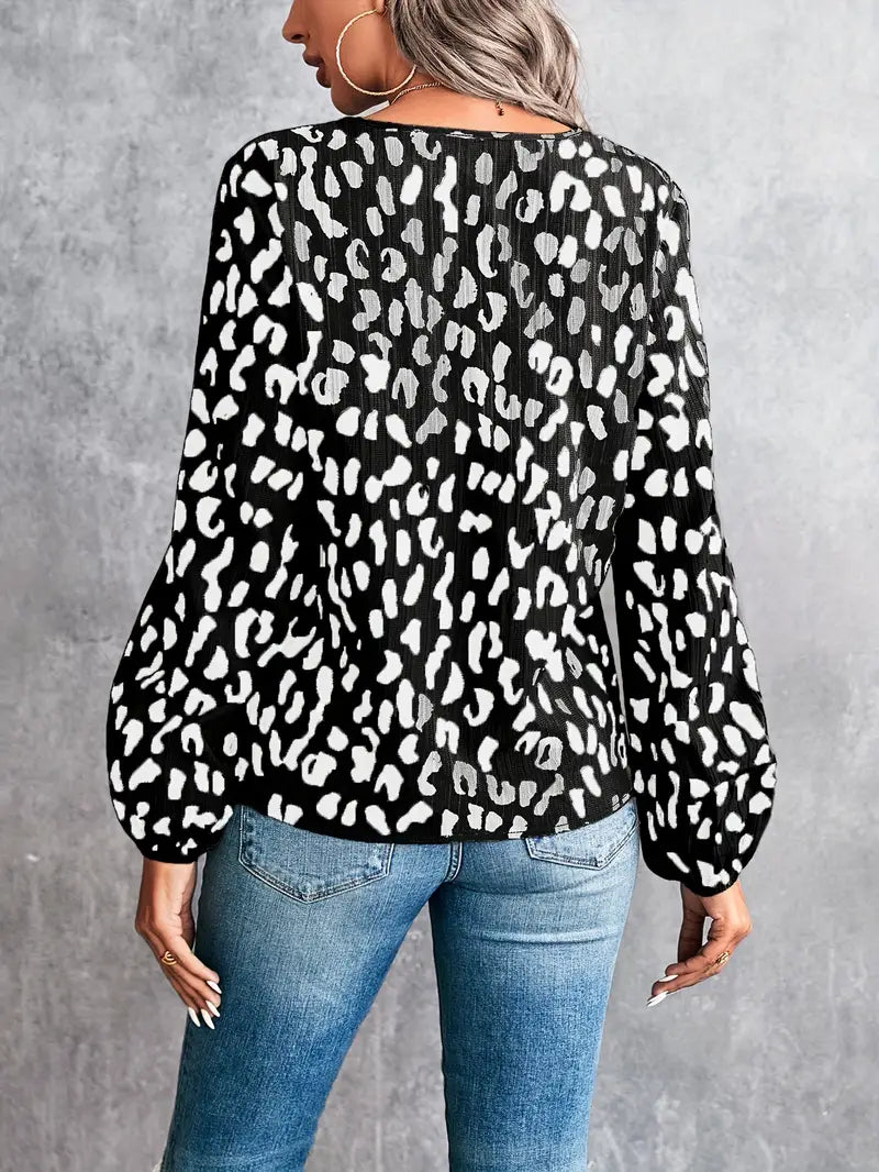 Mia – bluse med v-hals i leopardprint