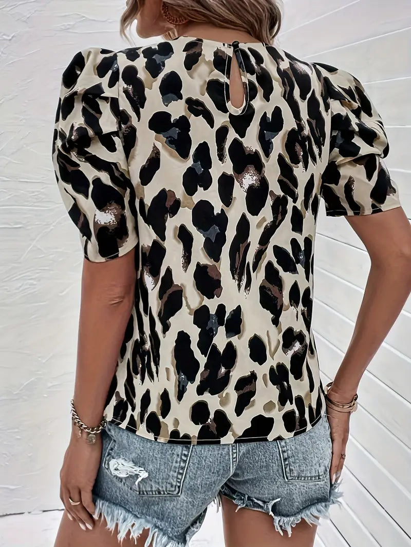 Amelia – bluse med all-over print med rund halsudskæring