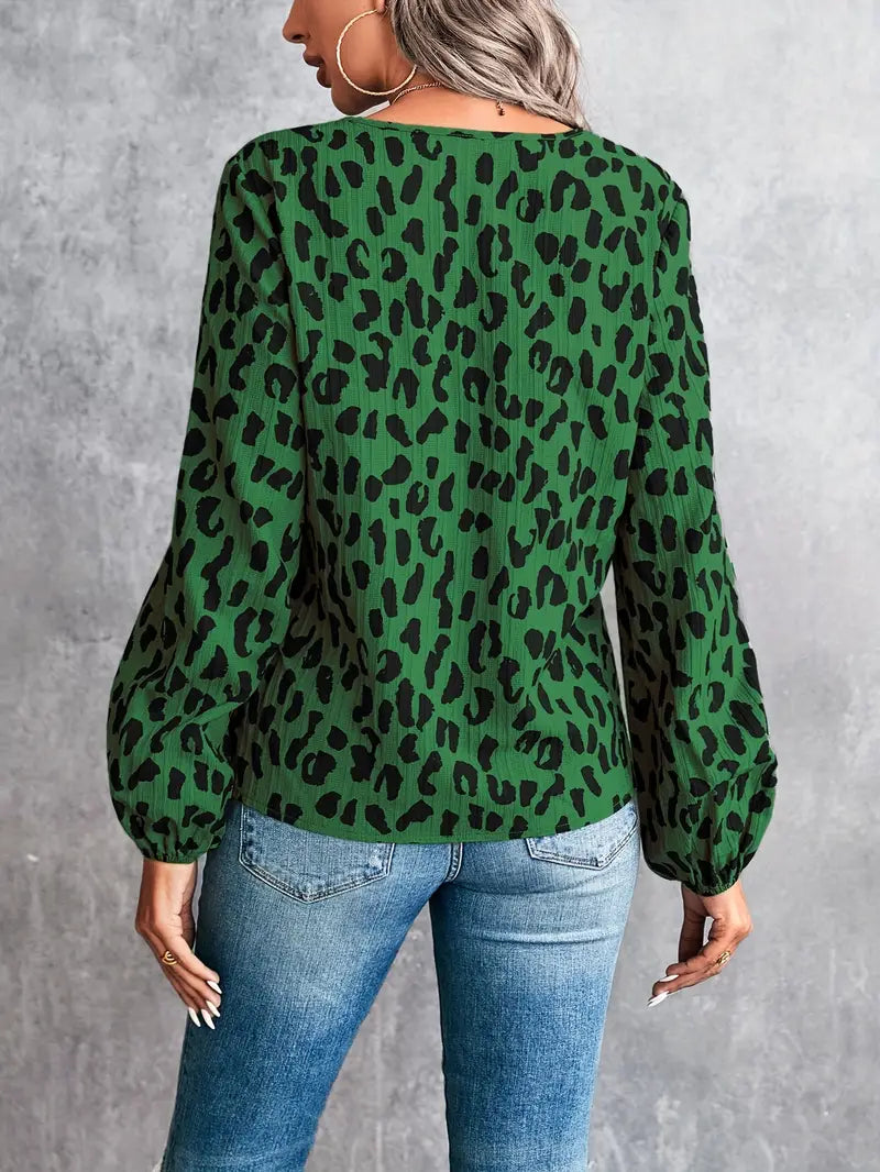 Mia – bluse med v-hals i leopardprint