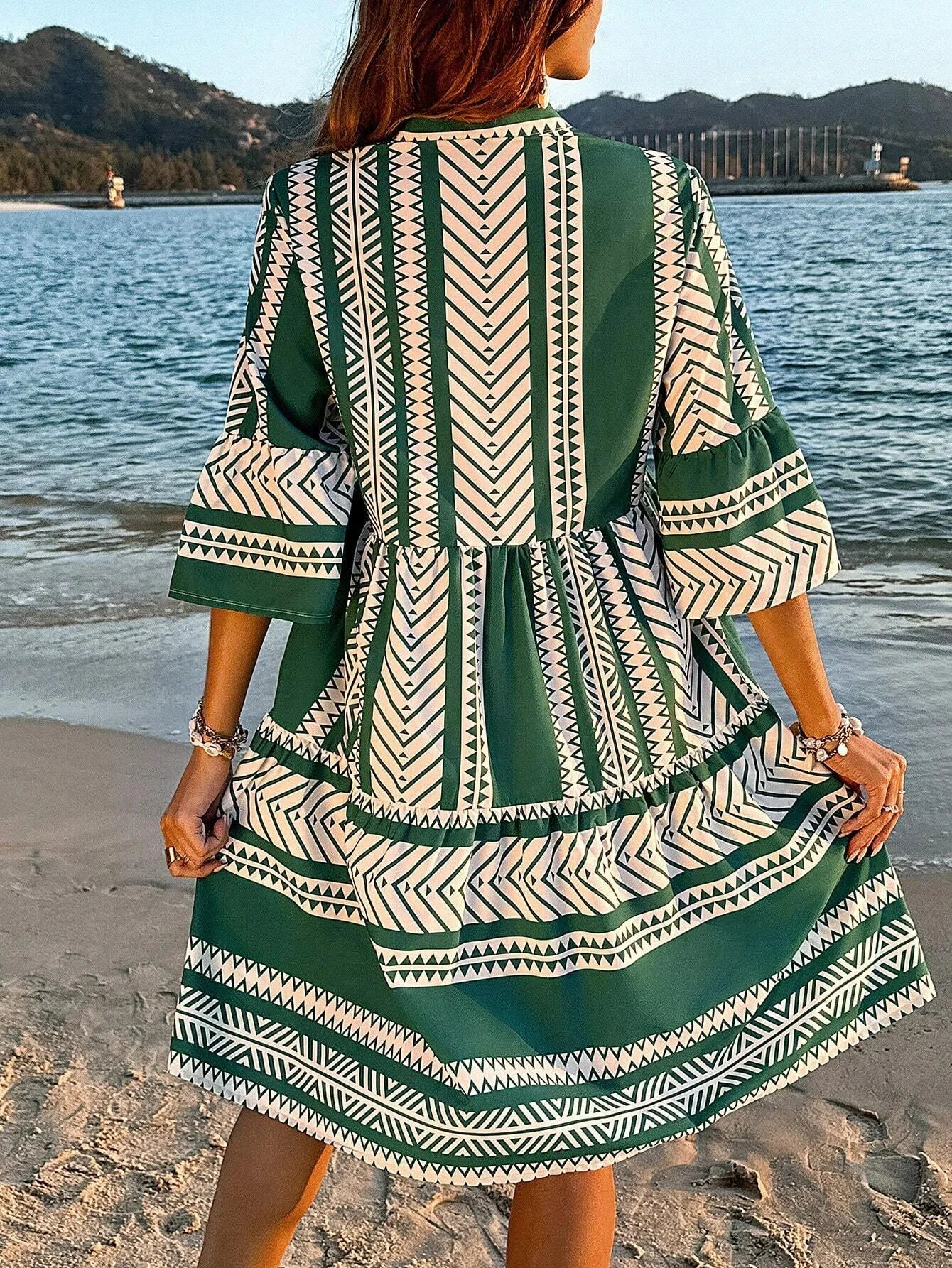 Sophia – luftig minikjole med V-udskæring og 3/4 ærmer