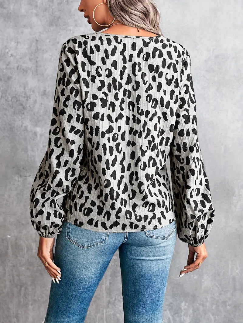 Mia – bluse med v-hals i leopardprint