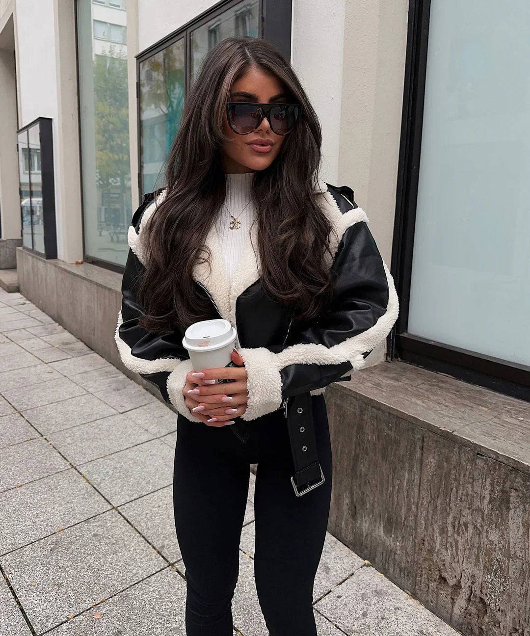 Daria med sort teddypels