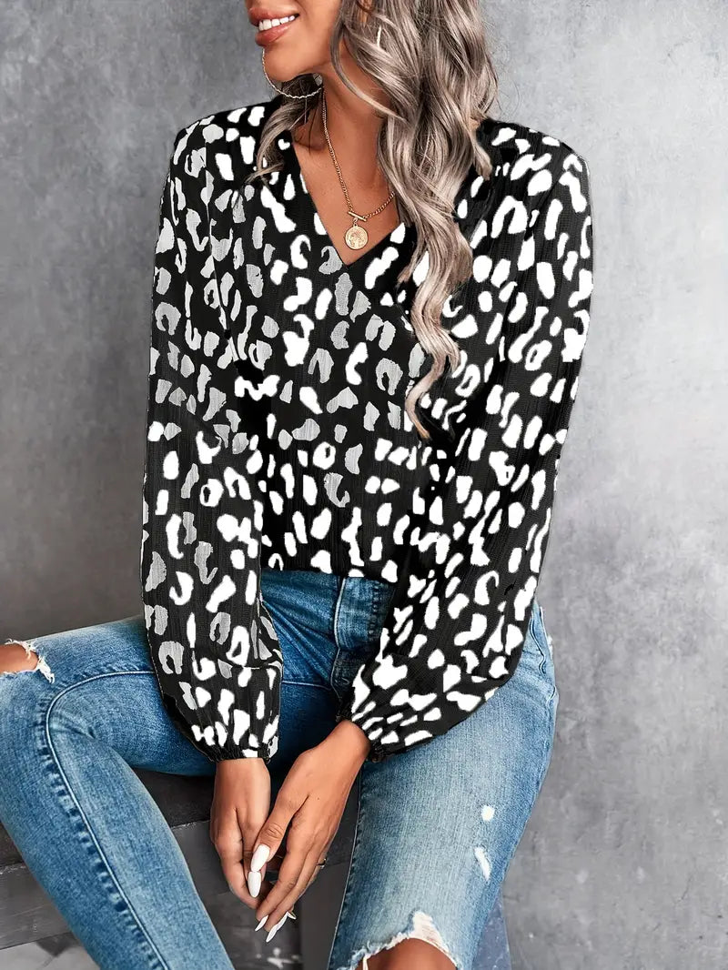 Mia – bluse med v-hals i leopardprint
