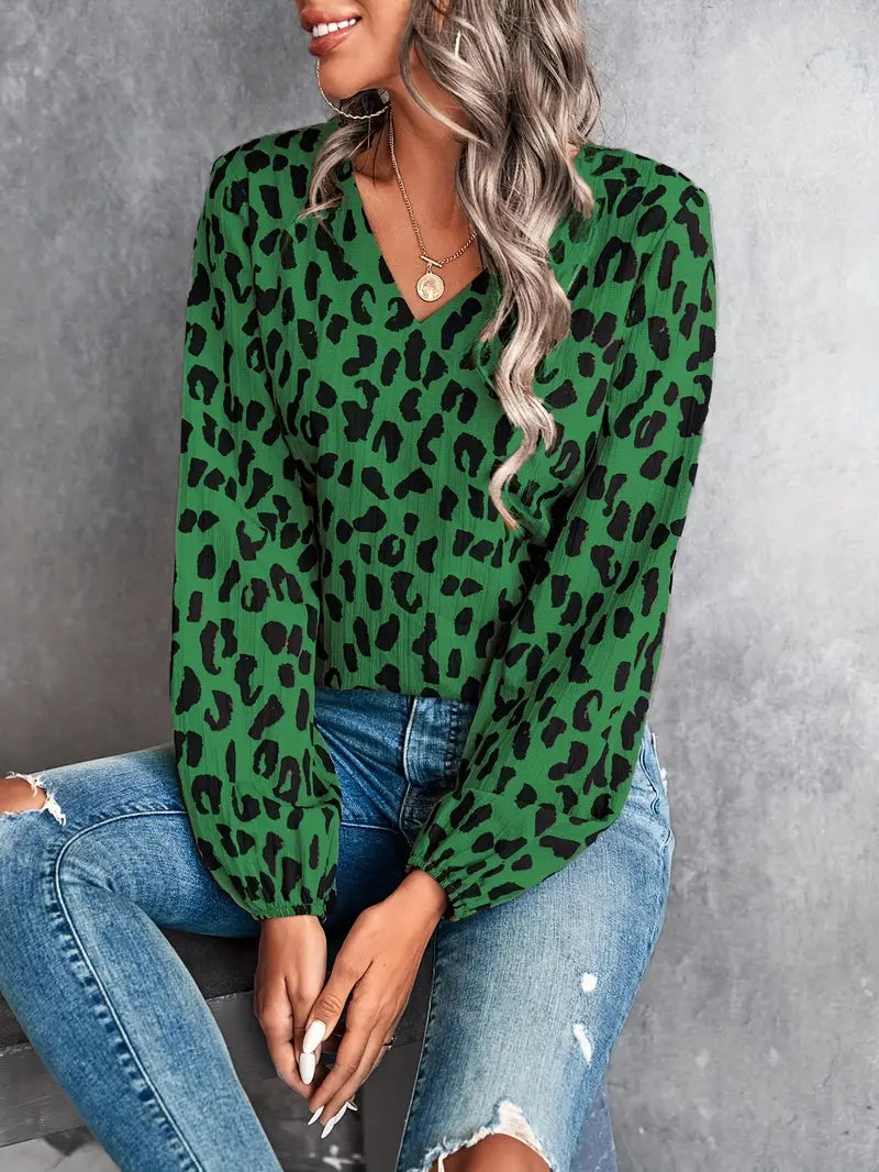 Mia – bluse med v-hals i leopardprint