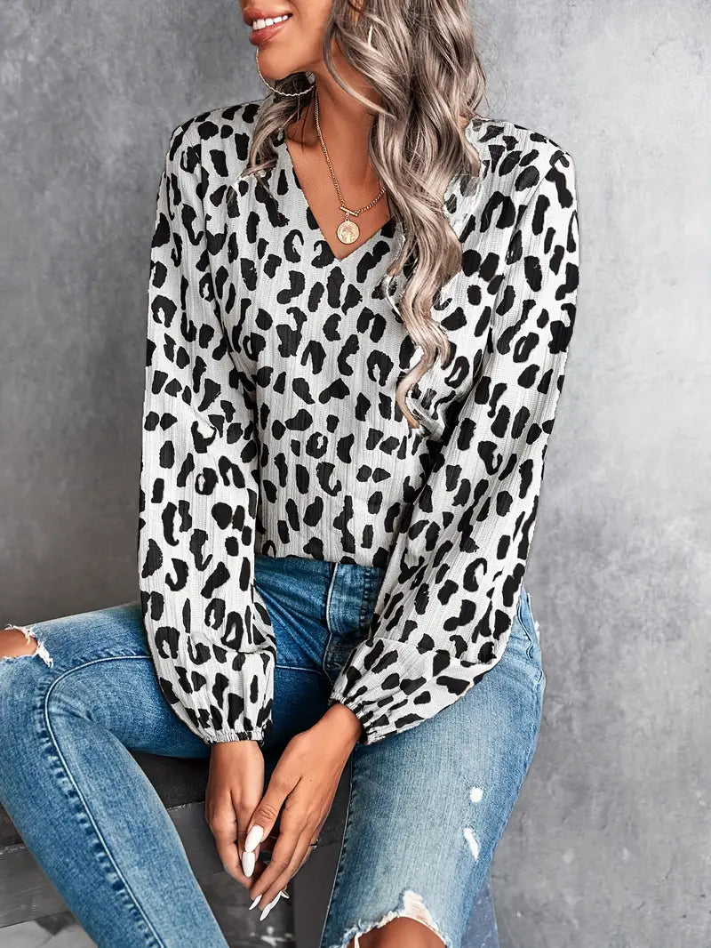 Mia – bluse med v-hals i leopardprint