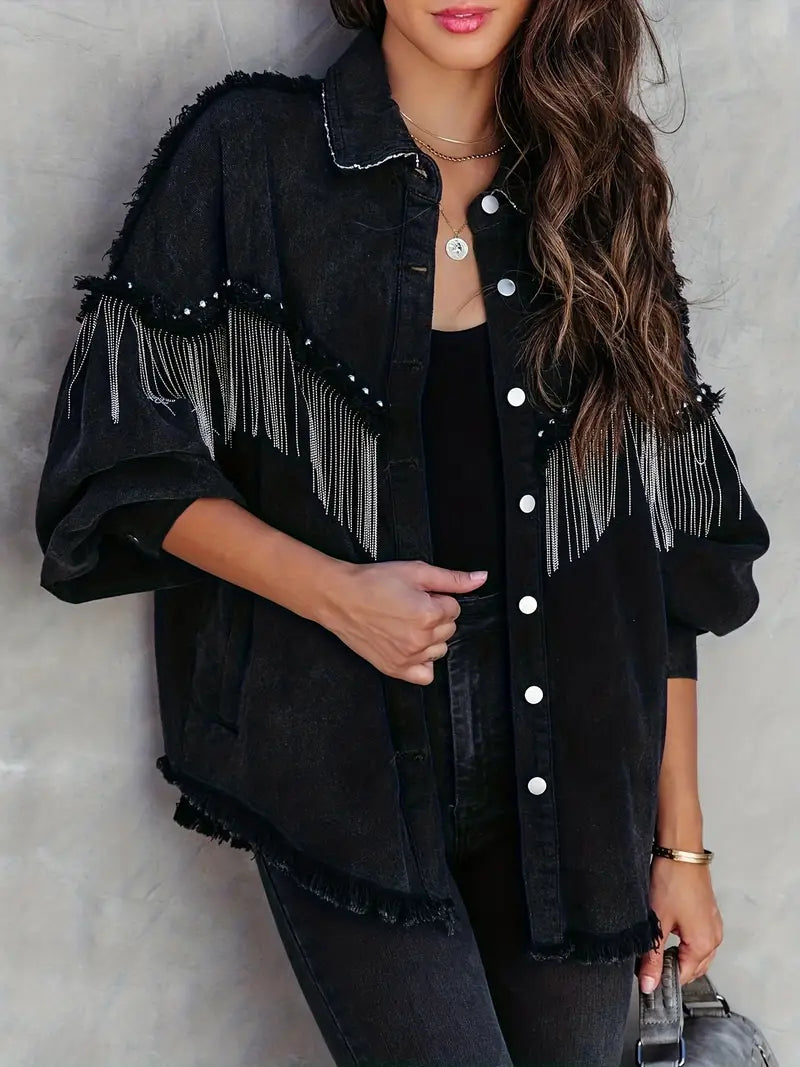 Rivets denimjakke med sort frynser i street style
