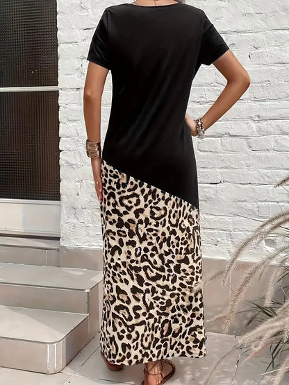 Ava – kortærmet kjole med rund halsudskæring og leopardprint