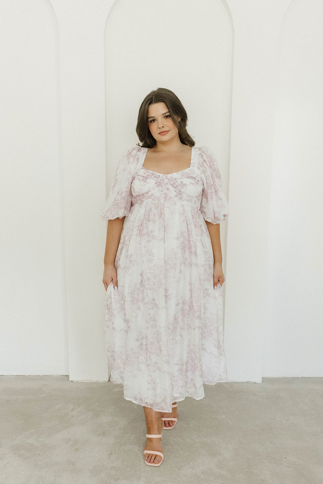 Harlow midi-kjole i lyserød blomstret - bump friendly & Inclusive sizing (S-3XL)