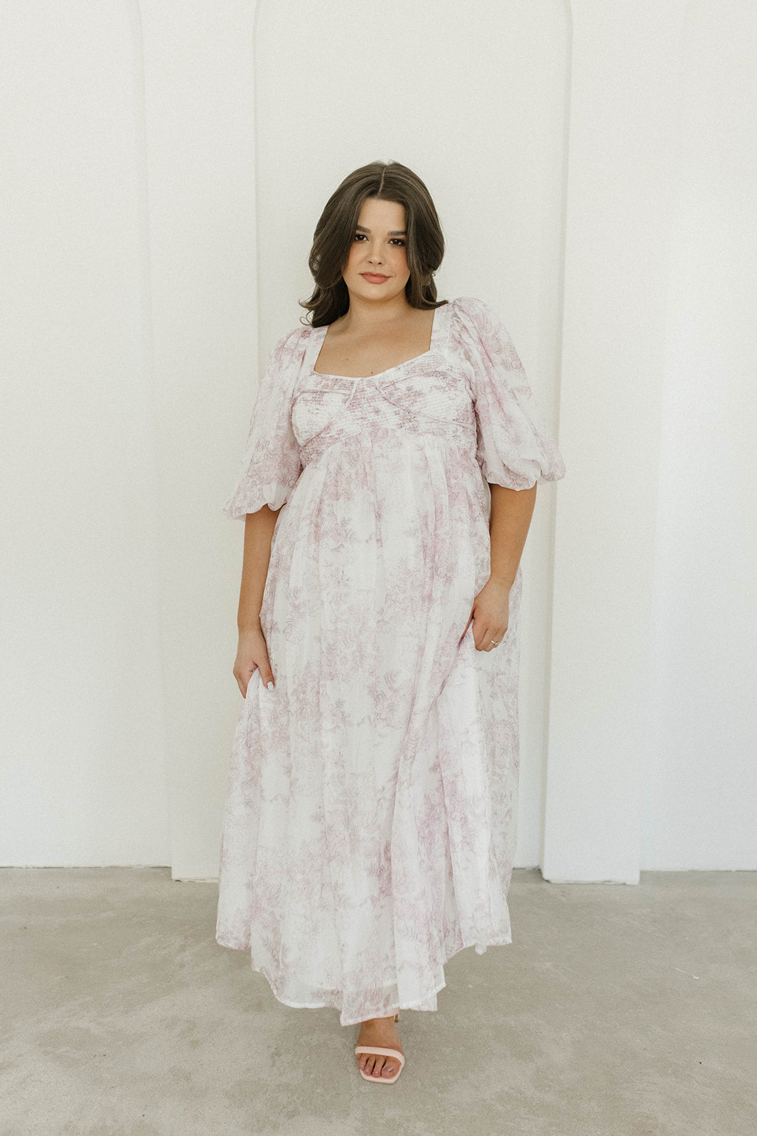 Harlow midi-kjole i lyserød blomstret - bump friendly & Inclusive sizing (S-3XL)