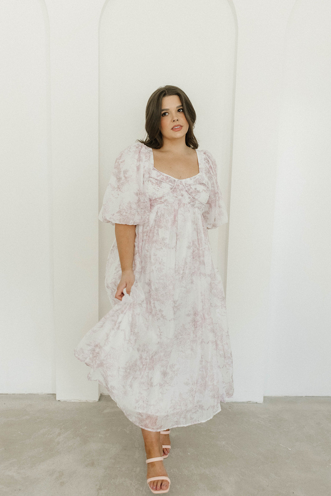 Harlow midi-kjole i lyserød blomstret - bump friendly & Inclusive sizing (S-3XL)