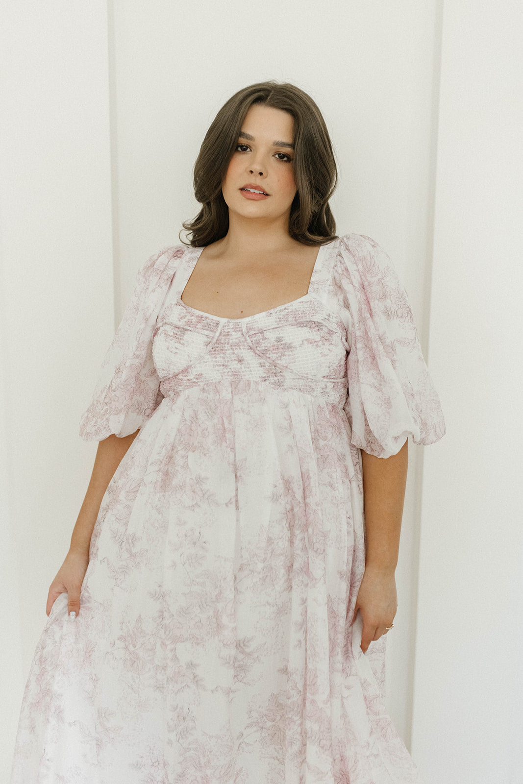Harlow midi-kjole i lyserød blomstret - bump friendly & Inclusive sizing (S-3XL)