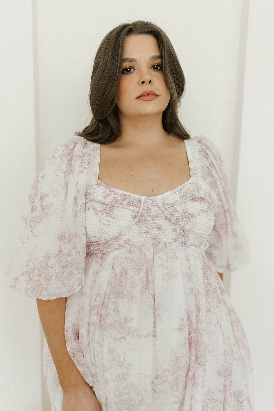 Harlow midi-kjole i lyserød blomstret - bump friendly & Inclusive sizing (S-3XL)