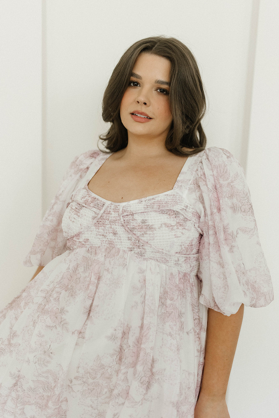 Harlow midi-kjole i lyserød blomstret - bump friendly & Inclusive sizing (S-3XL)
