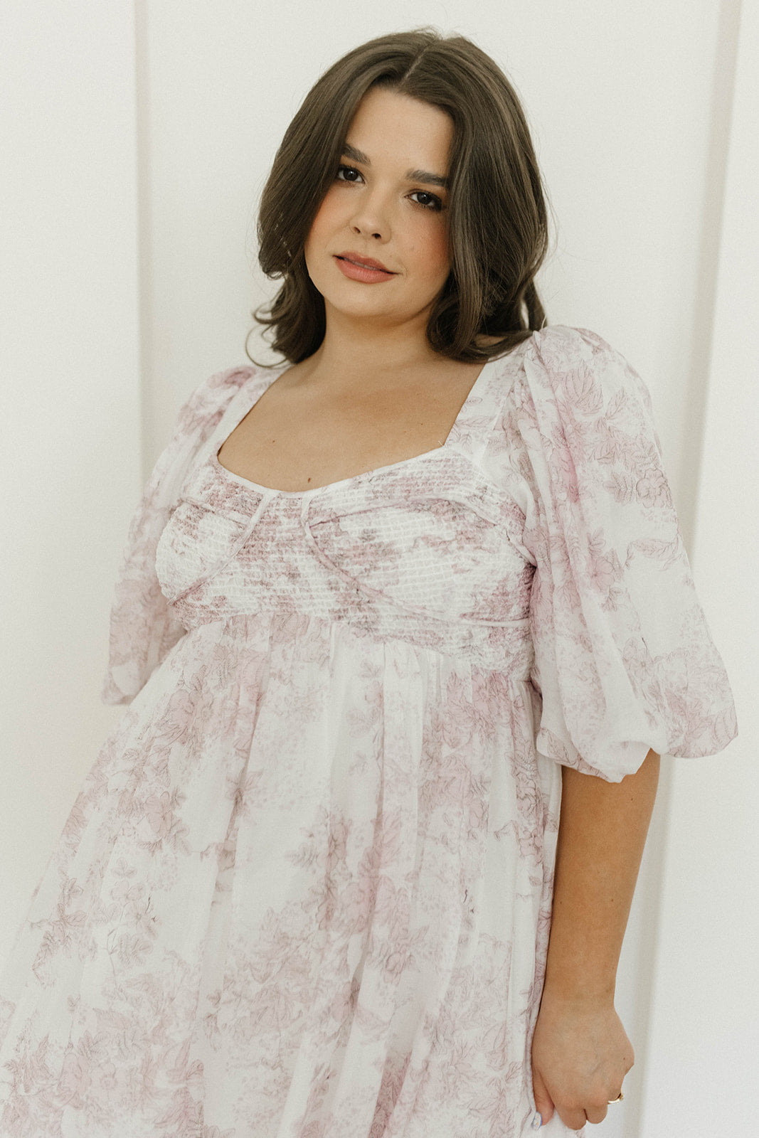 Harlow midi-kjole i lyserød blomstret - bump friendly & Inclusive sizing (S-3XL)