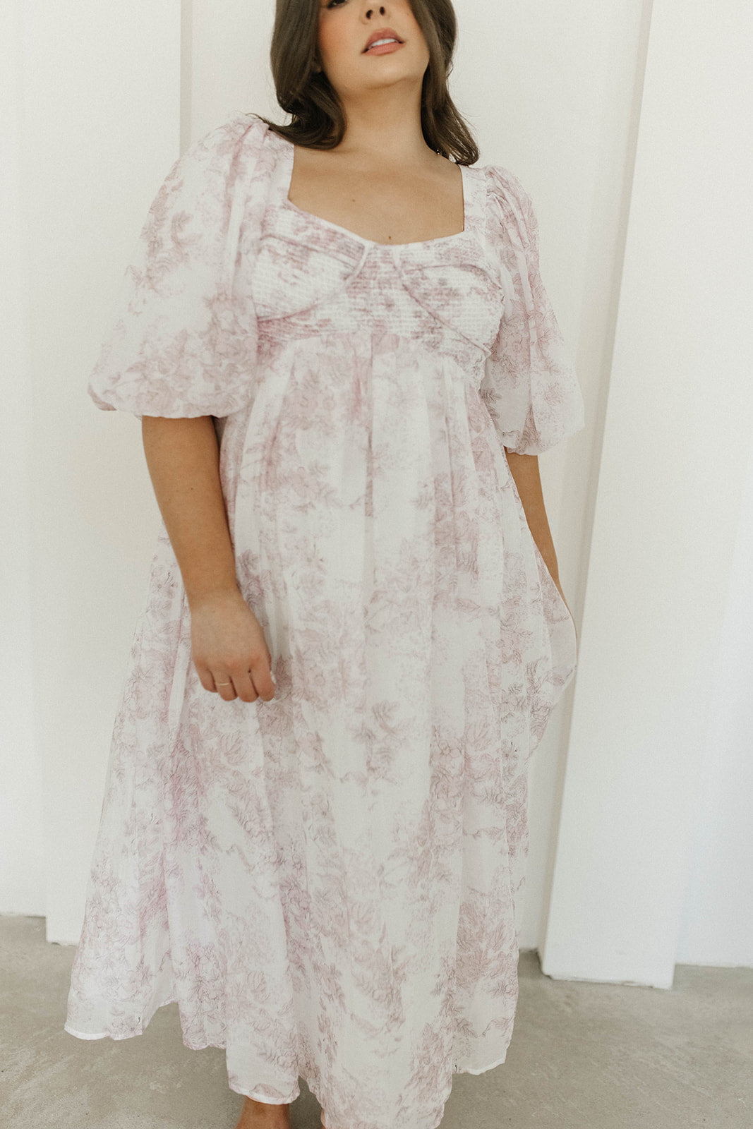 Harlow midi-kjole i lyserød blomstret - bump friendly & Inclusive sizing (S-3XL)