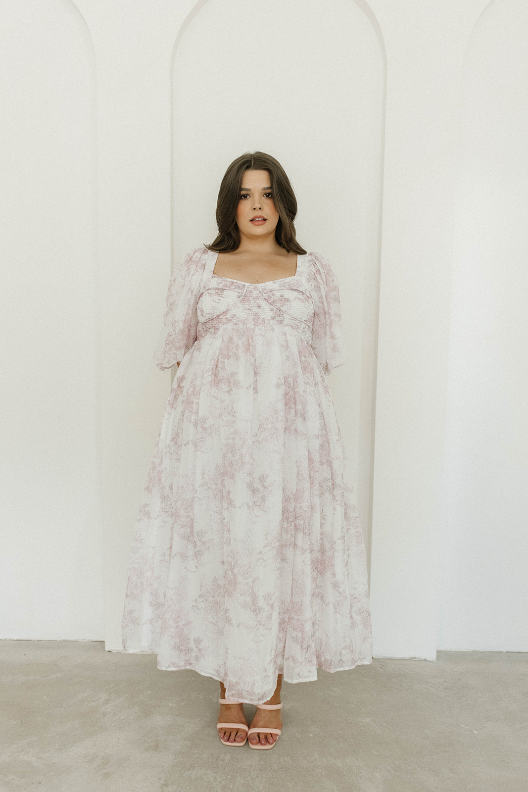 Harlow midi-kjole i lyserød blomstret - bump friendly & Inclusive sizing (S-3XL)