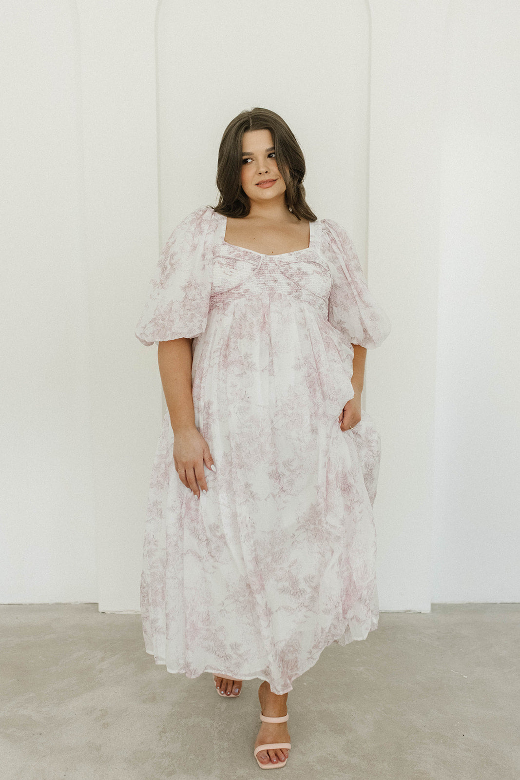 Harlow midi-kjole i lyserød blomstret - bump friendly & Inclusive sizing (S-3XL)