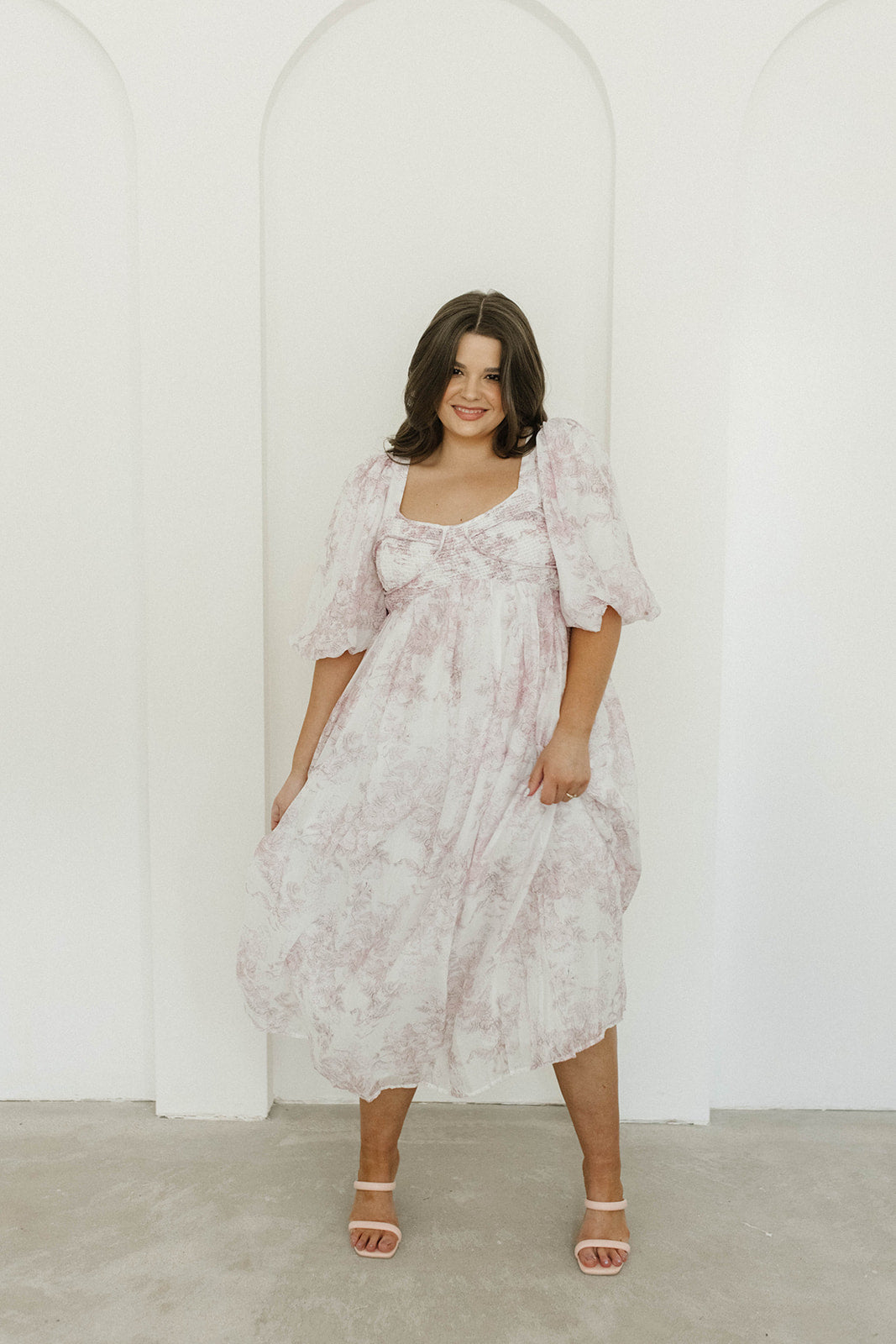 Harlow midi-kjole i lyserød blomstret - bump friendly & Inclusive sizing (S-3XL)
