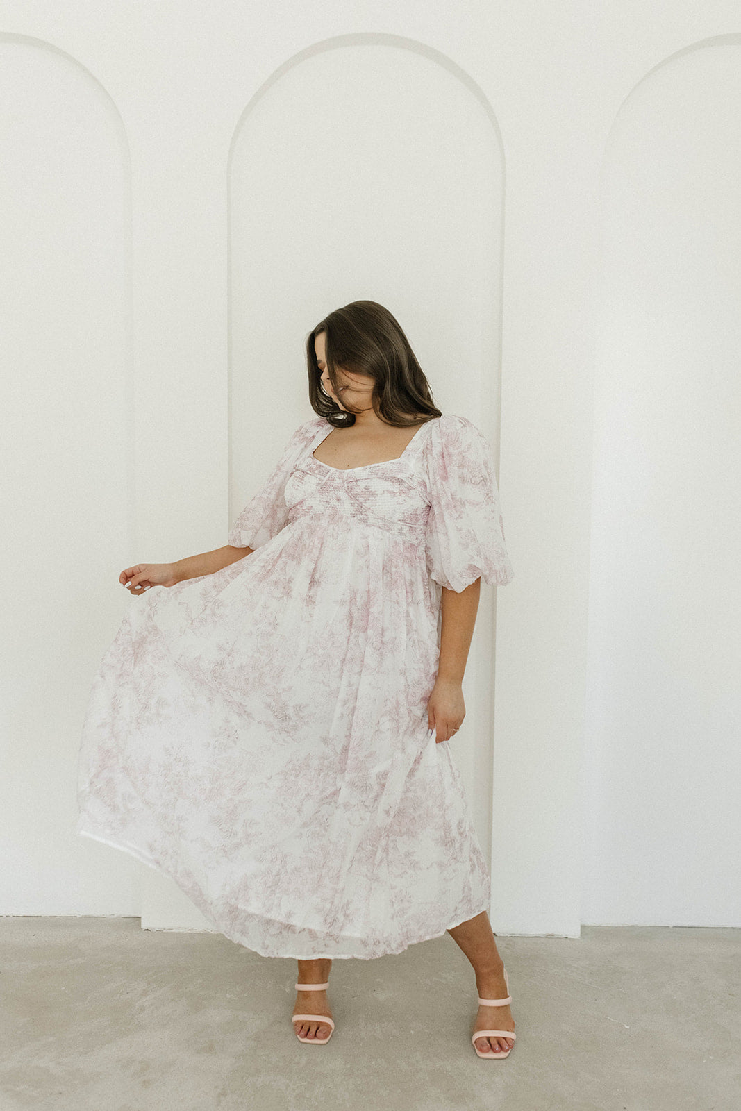 Harlow midi-kjole i lyserød blomstret - bump friendly & Inclusive sizing (S-3XL)