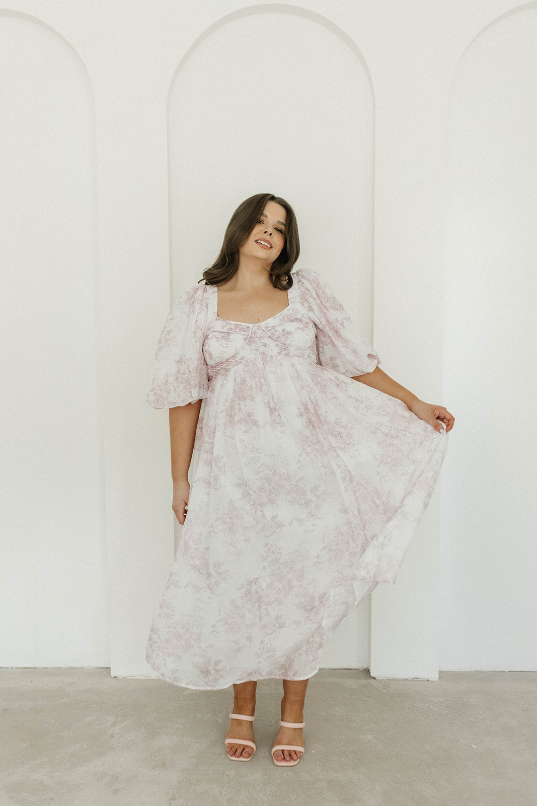 Harlow midi-kjole i lyserød blomstret - bump friendly & Inclusive sizing (S-3XL)