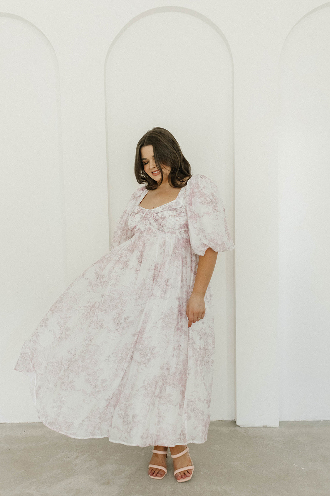 Harlow midi-kjole i lyserød blomstret - bump friendly & Inclusive sizing (S-3XL)