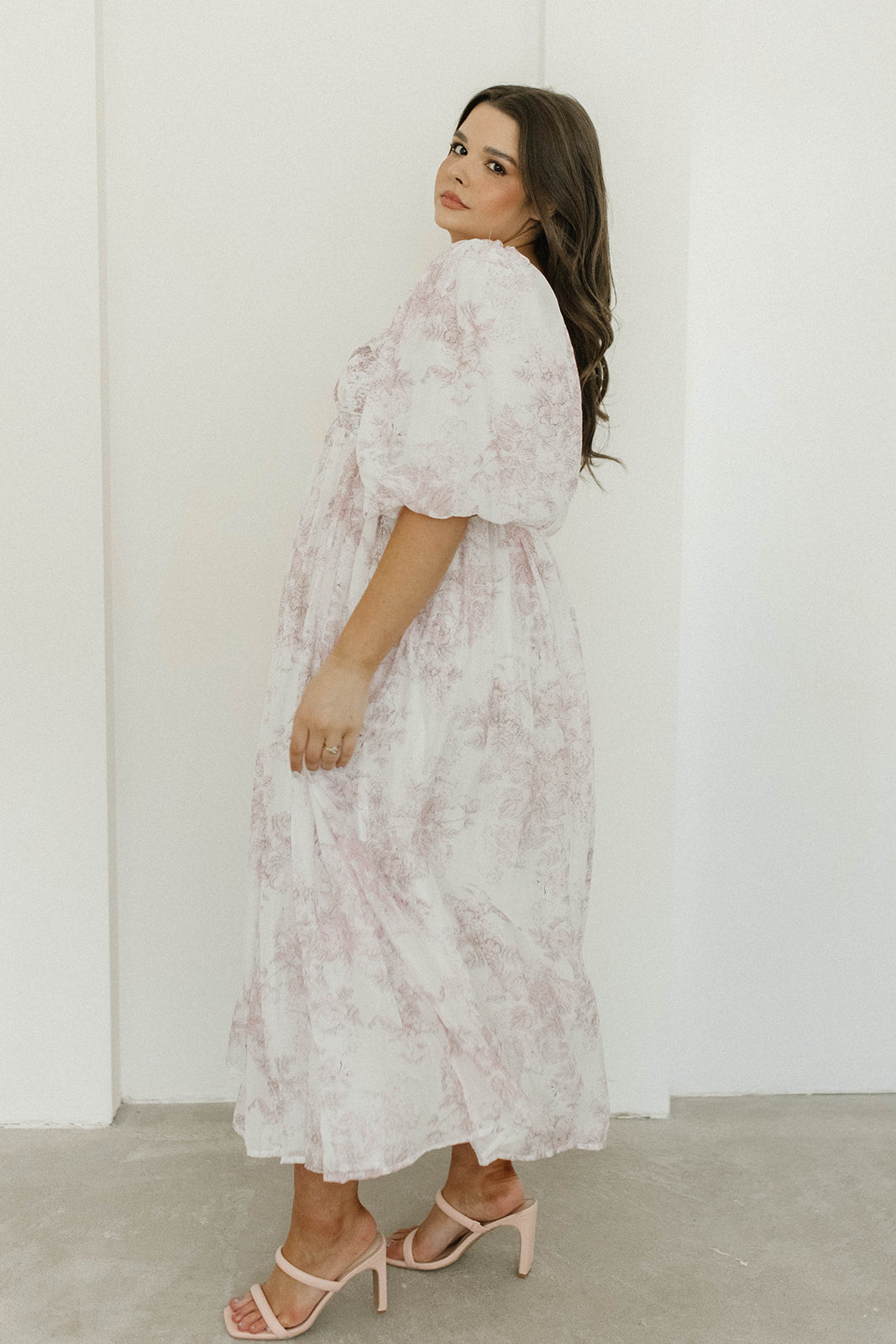 Harlow midi-kjole i lyserød blomstret - bump friendly & Inclusive sizing (S-3XL)