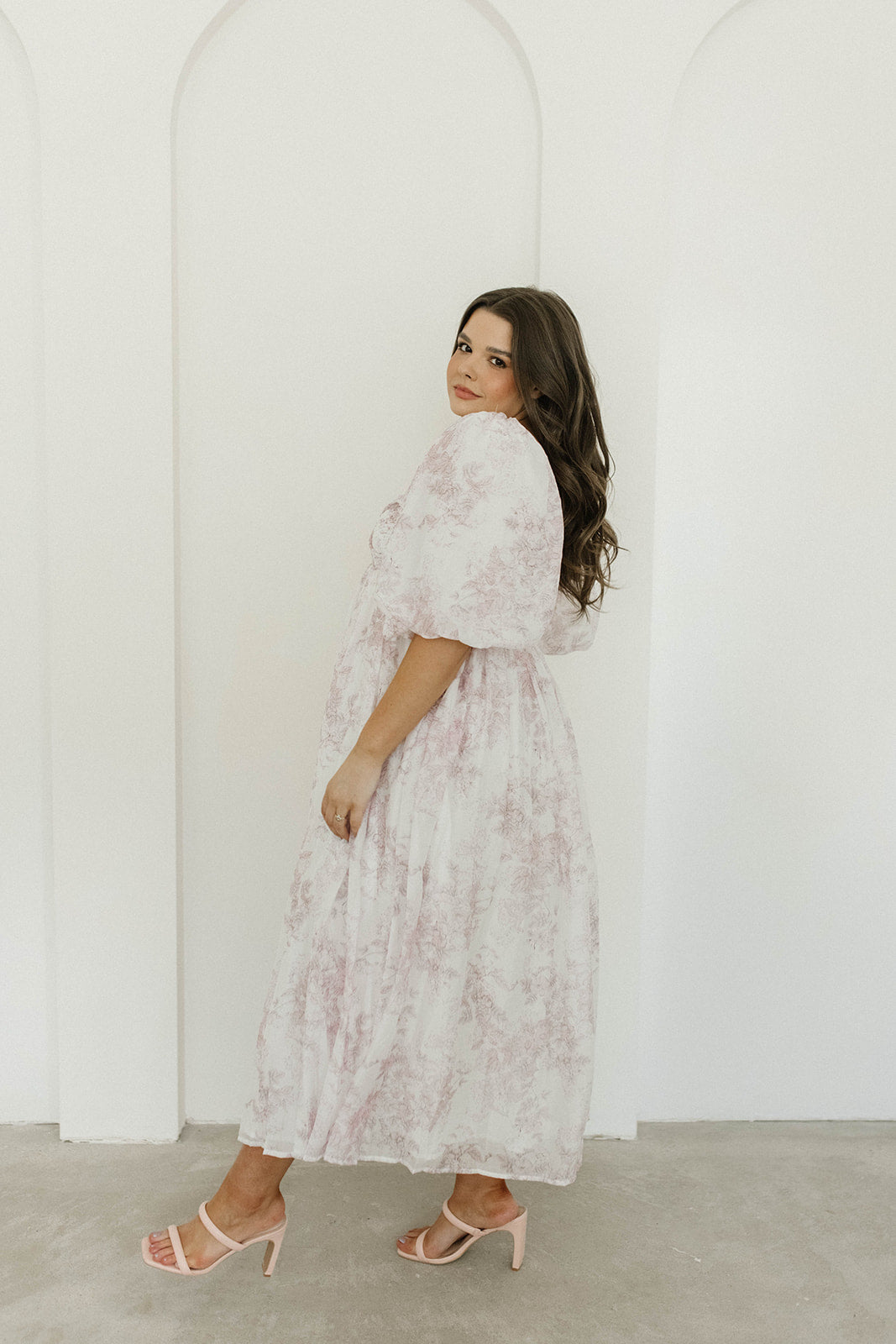 Harlow midi-kjole i lyserød blomstret - bump friendly & Inclusive sizing (S-3XL)