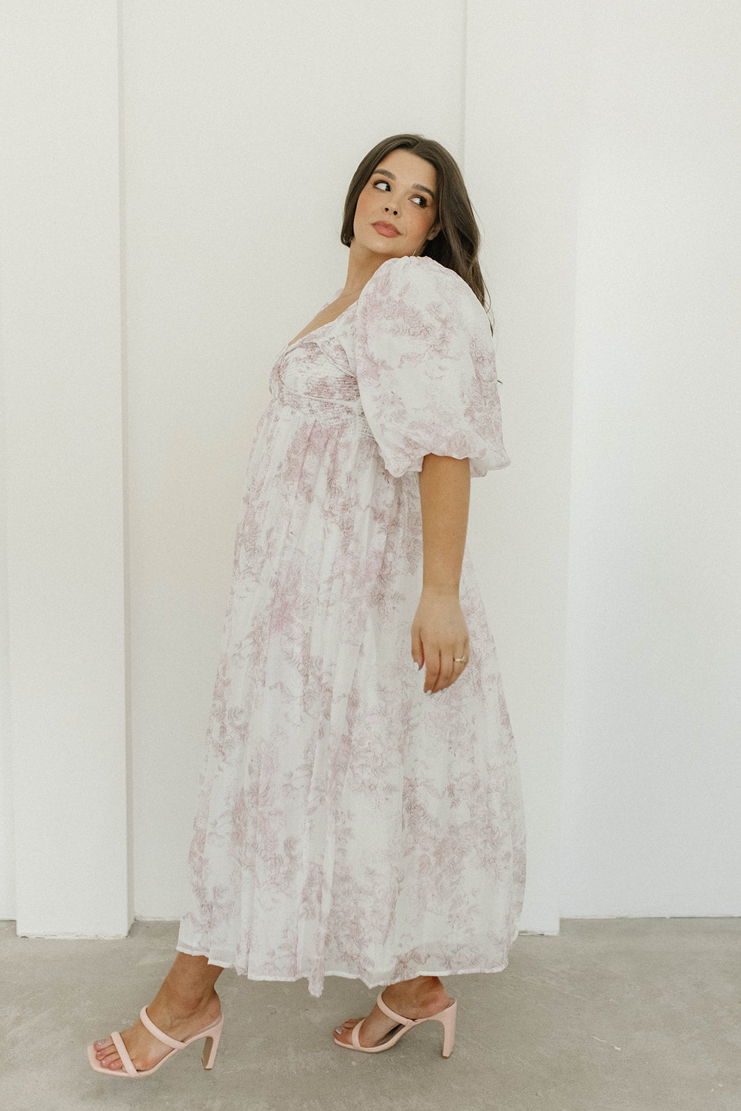 Harlow midi-kjole i lyserød blomstret - bump friendly & Inclusive sizing (S-3XL)