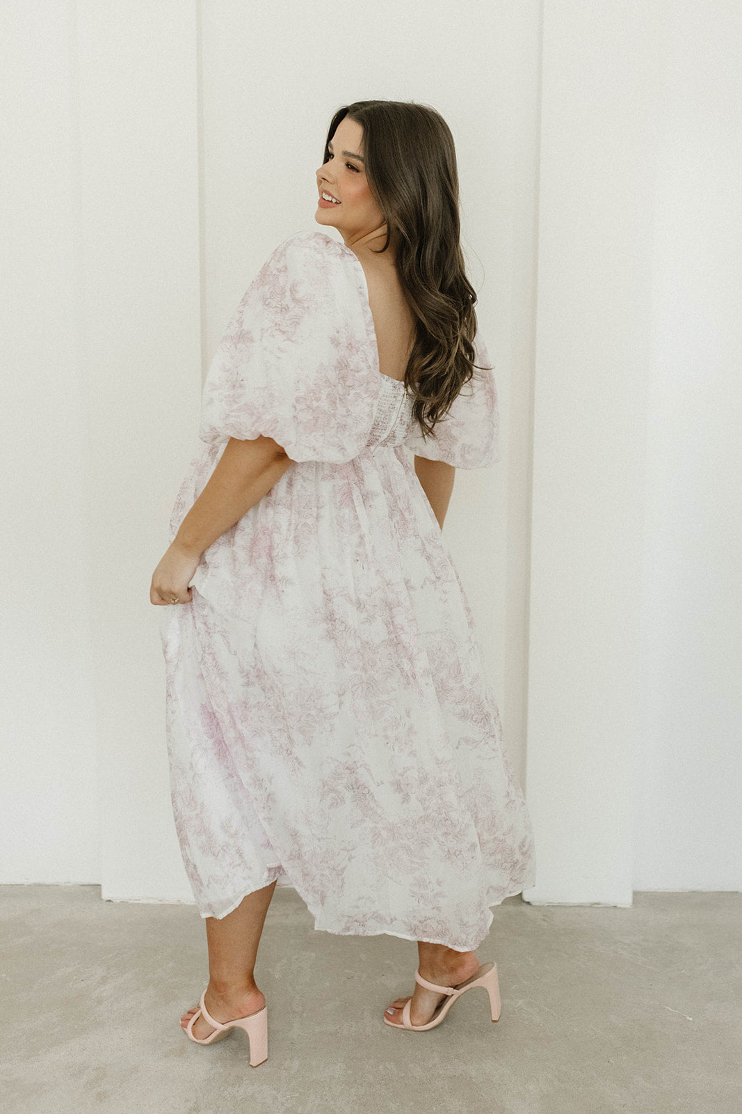 Harlow midi-kjole i lyserød blomstret - bump friendly & Inclusive sizing (S-3XL)