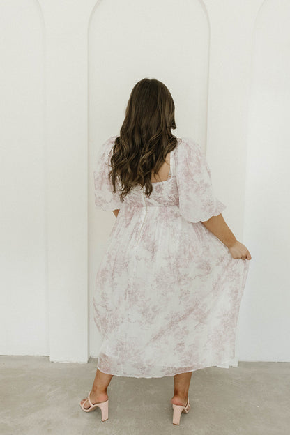 Harlow midi-kjole i lyserød blomstret - bump friendly & Inclusive sizing (S-3XL)