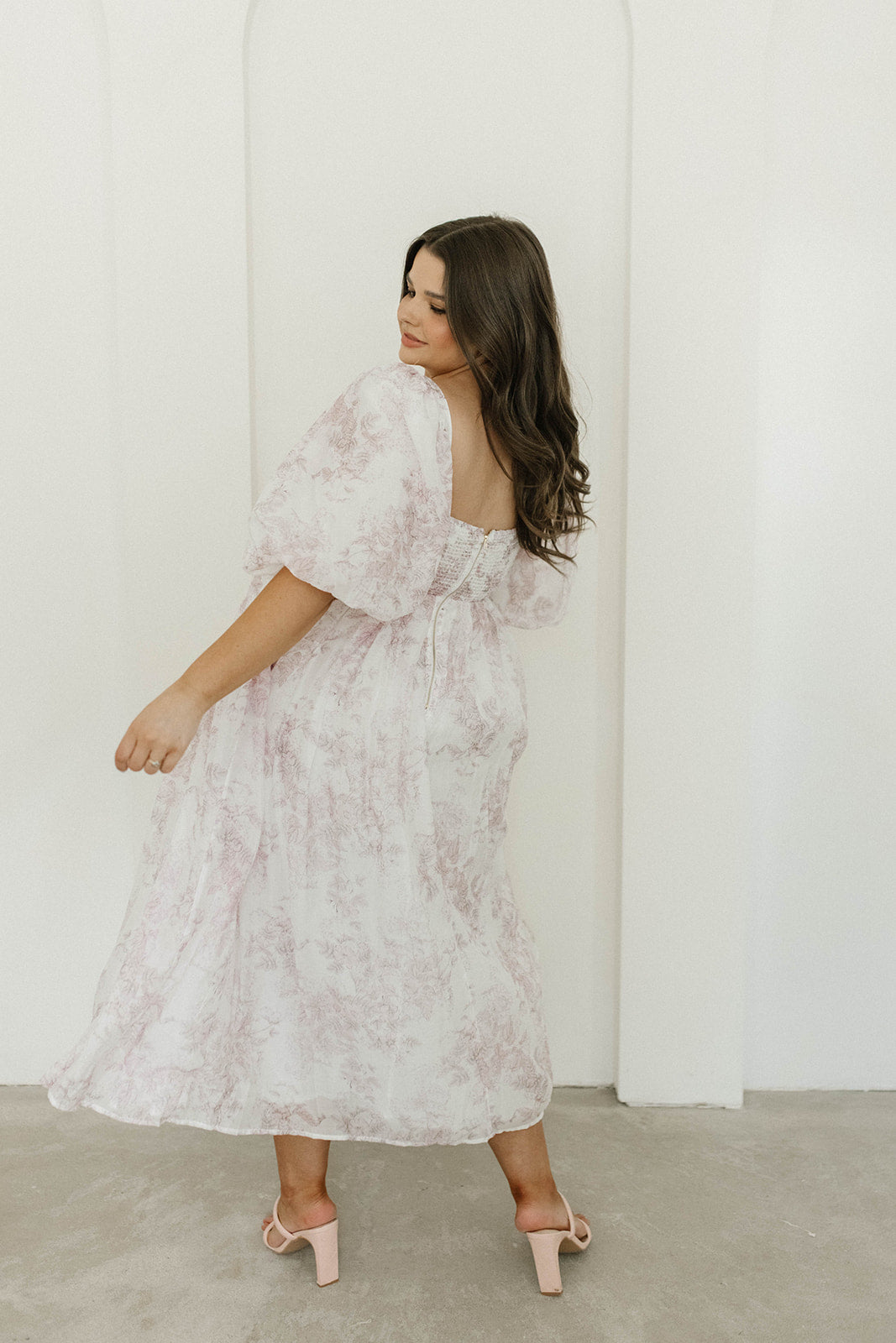 Harlow midi-kjole i lyserød blomstret - bump friendly & Inclusive sizing (S-3XL)