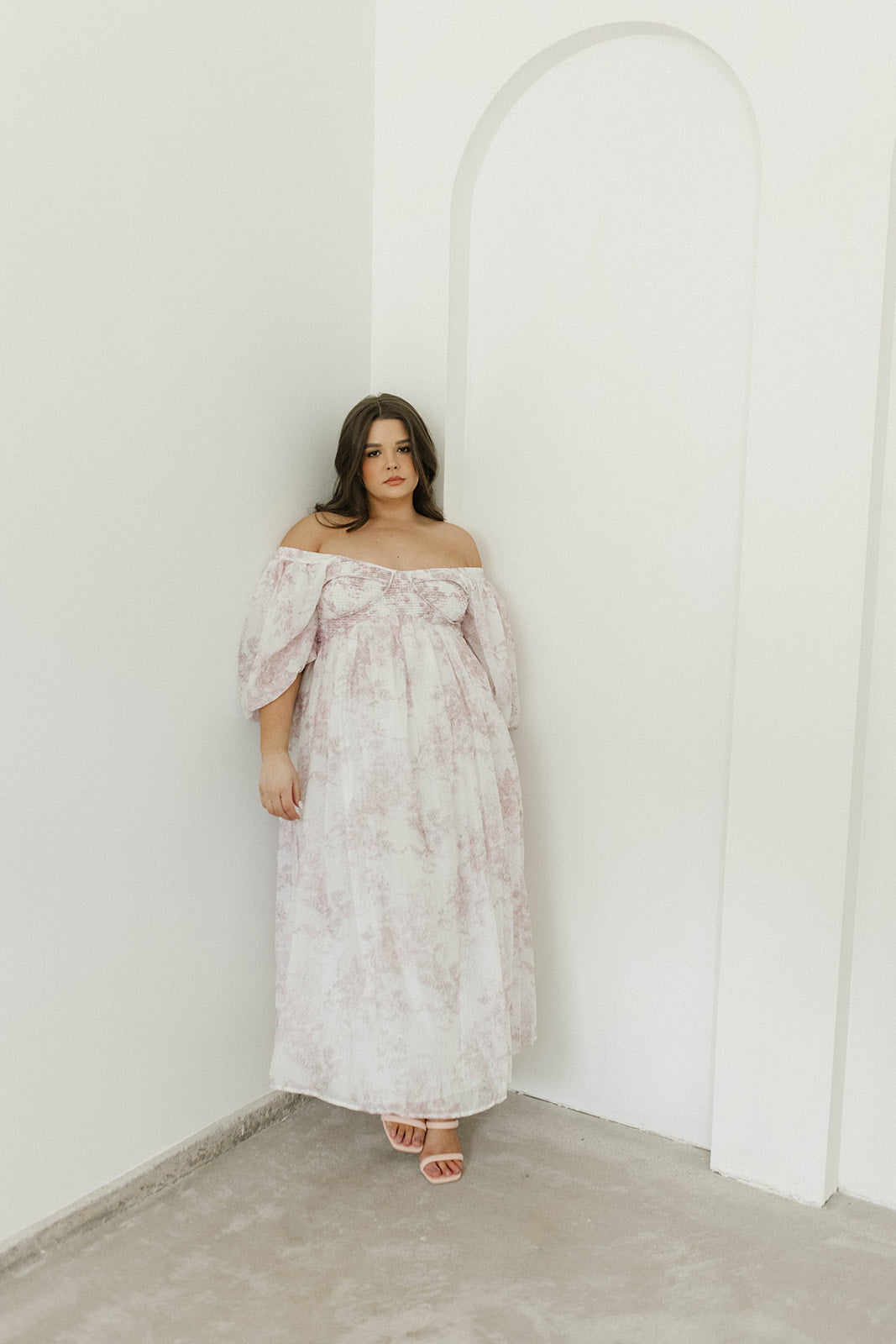 Harlow midi-kjole i lyserød blomstret - bump friendly & Inclusive sizing (S-3XL)