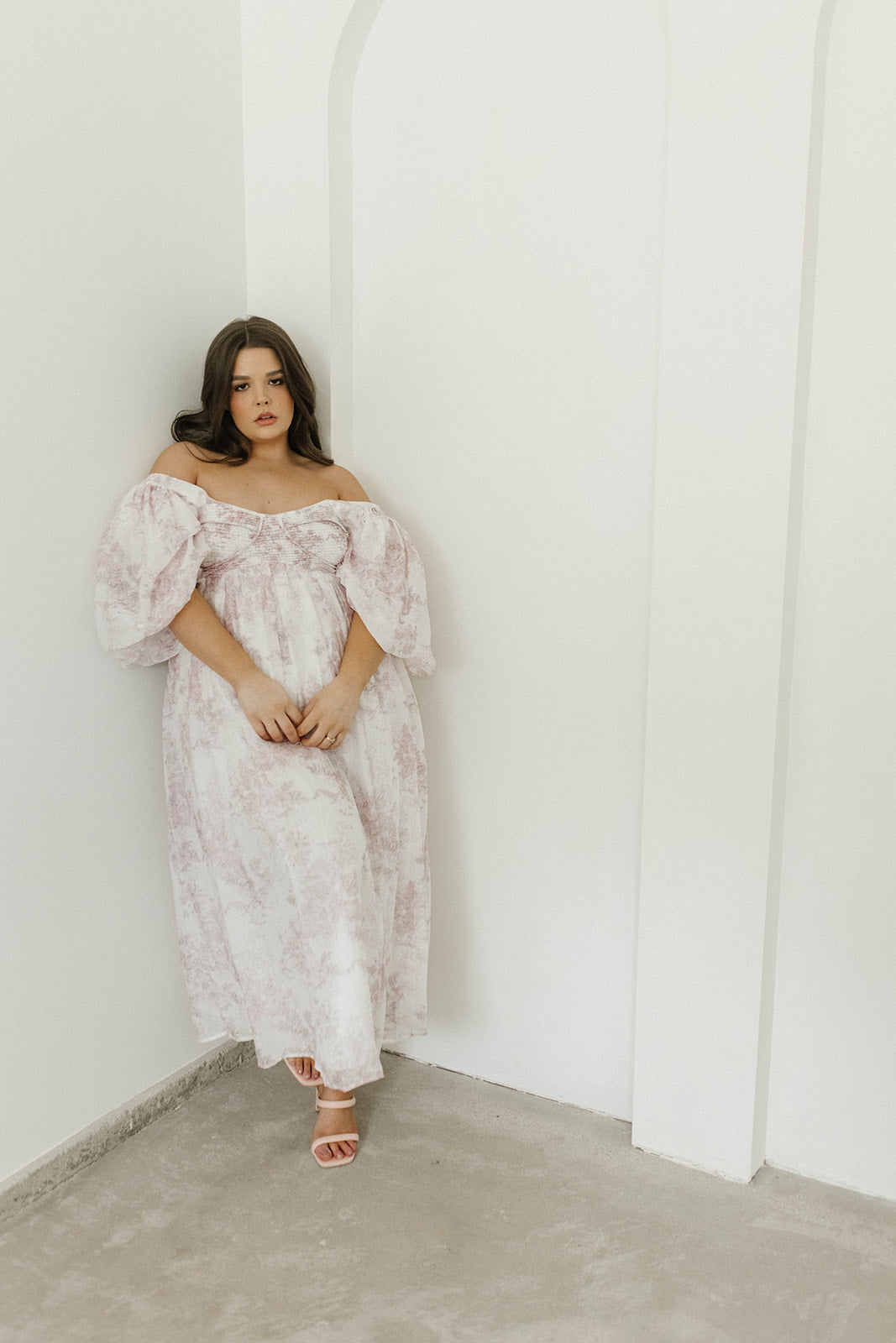 Harlow midi-kjole i lyserød blomstret - bump friendly & Inclusive sizing (S-3XL)