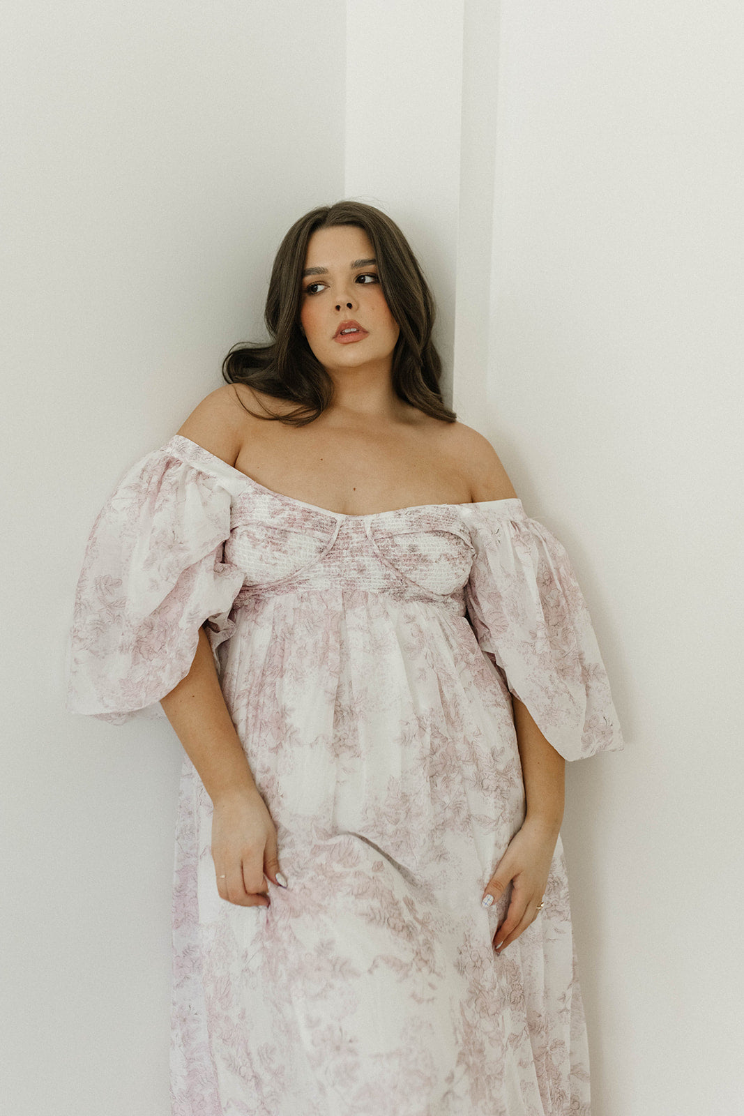 Harlow midi-kjole i lyserød blomstret - bump friendly & Inclusive sizing (S-3XL)