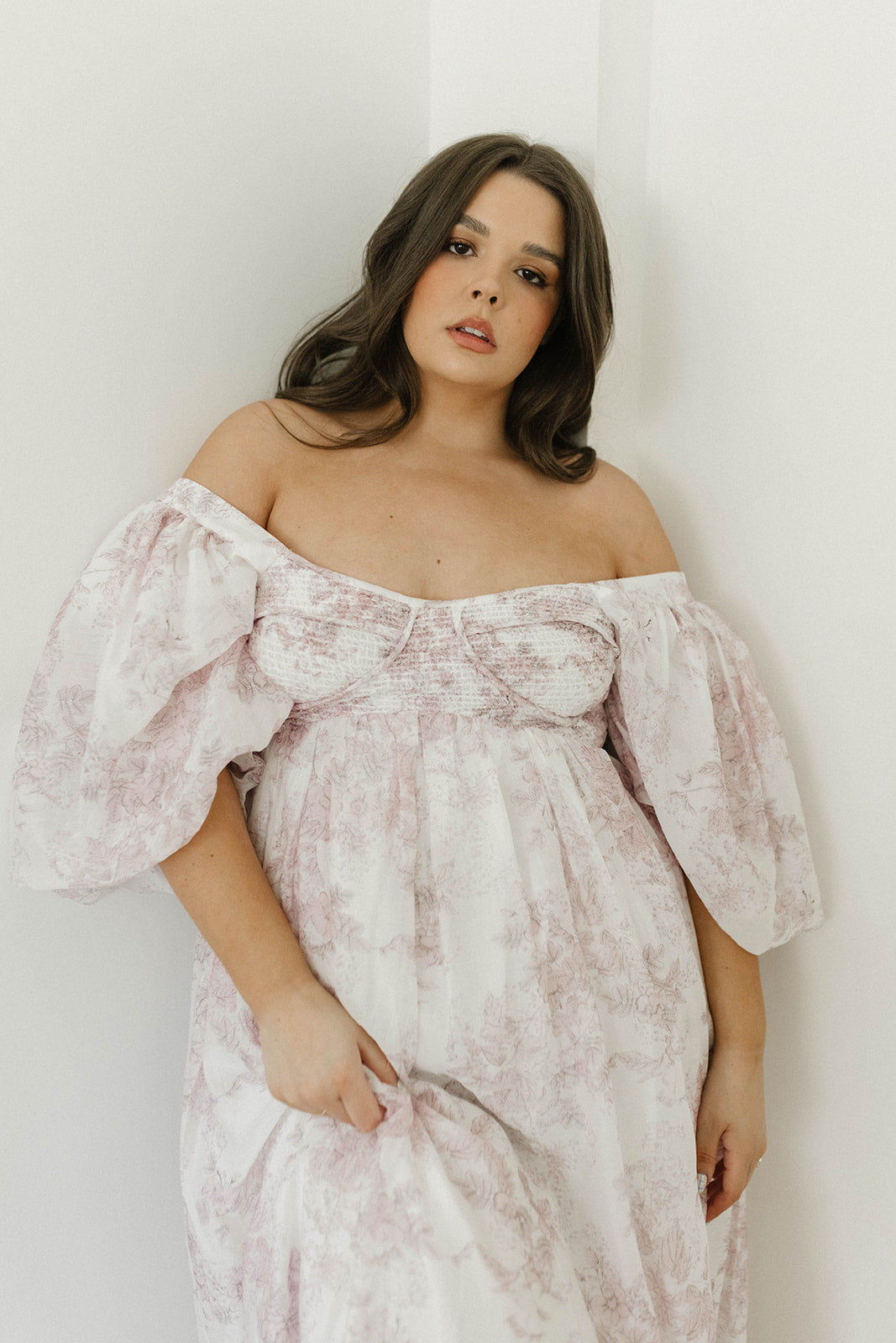 Harlow midi-kjole i lyserød blomstret - bump friendly & Inclusive sizing (S-3XL)