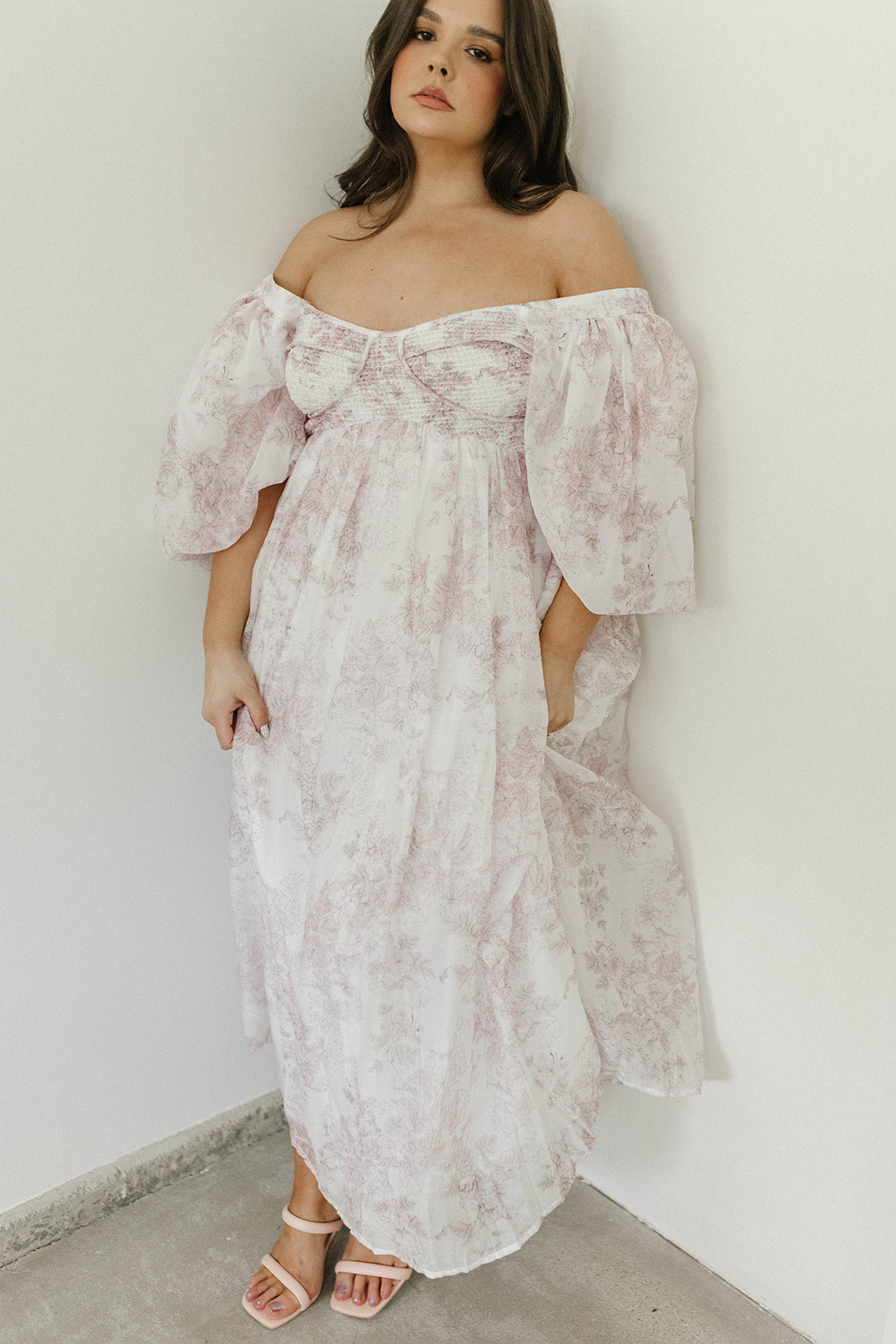 Harlow midi-kjole i lyserød blomstret - bump friendly & Inclusive sizing (S-3XL)