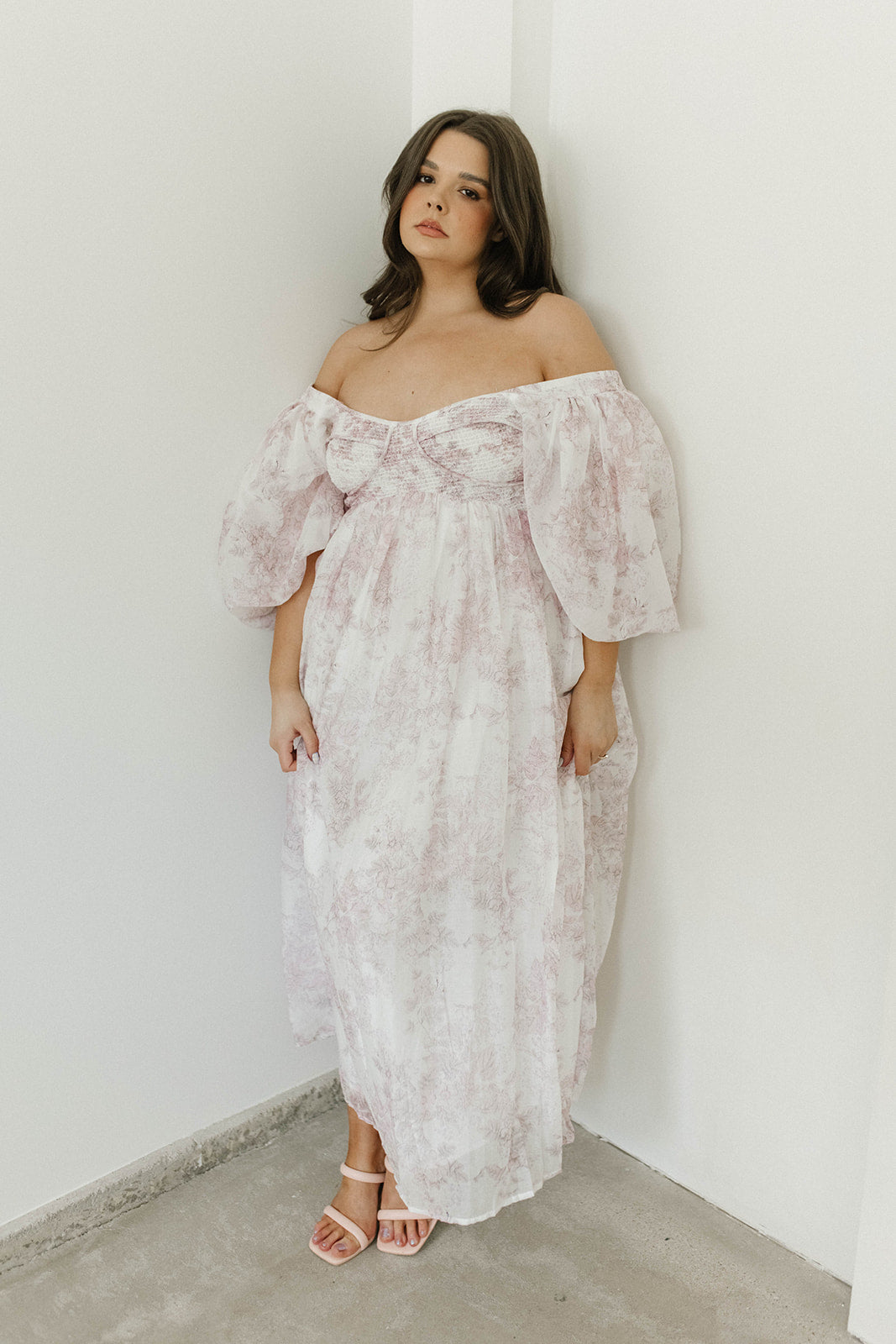 Harlow midi-kjole i lyserød blomstret - bump friendly & Inclusive sizing (S-3XL)