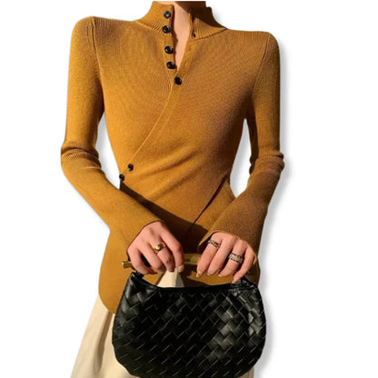 Fiona – slim fit strikket sweater med høj krave og knapdetaljer