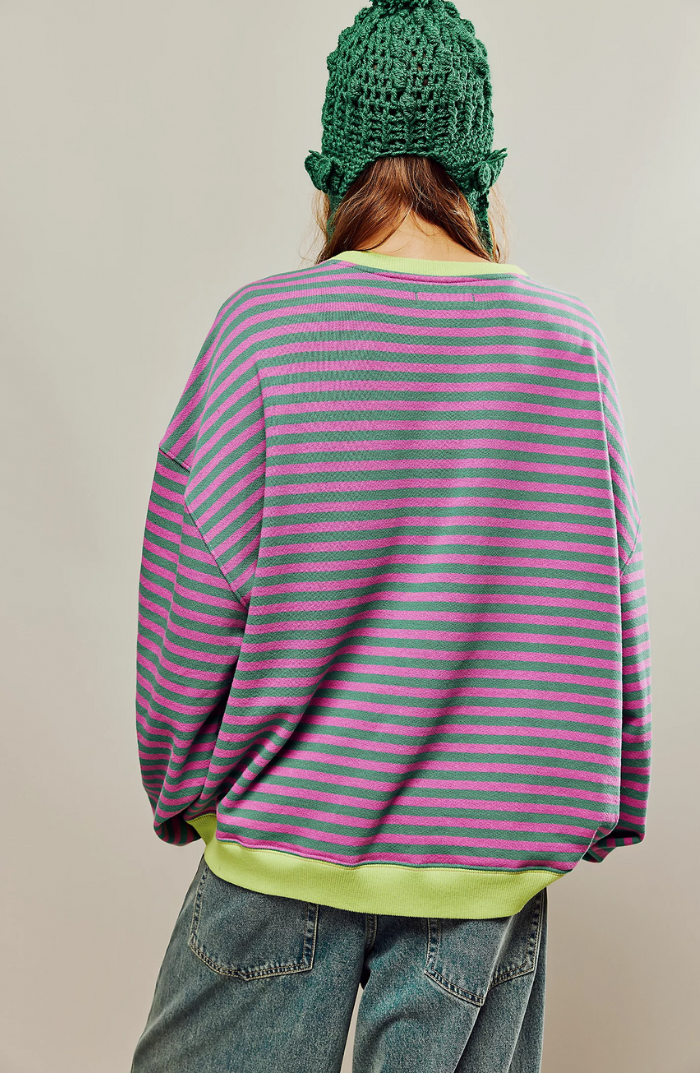 Afslappet stribet damesweatshirt med kontrasterende accenter