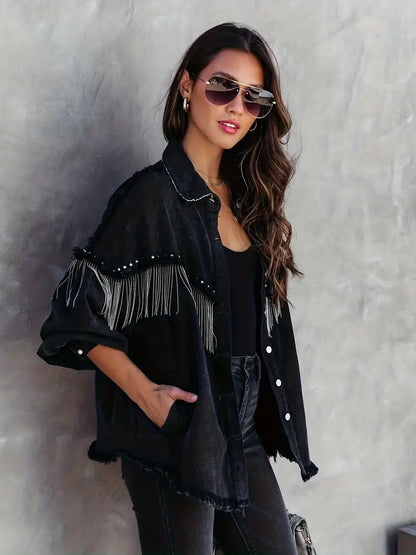 Rivets denimjakke med sort frynser i street style