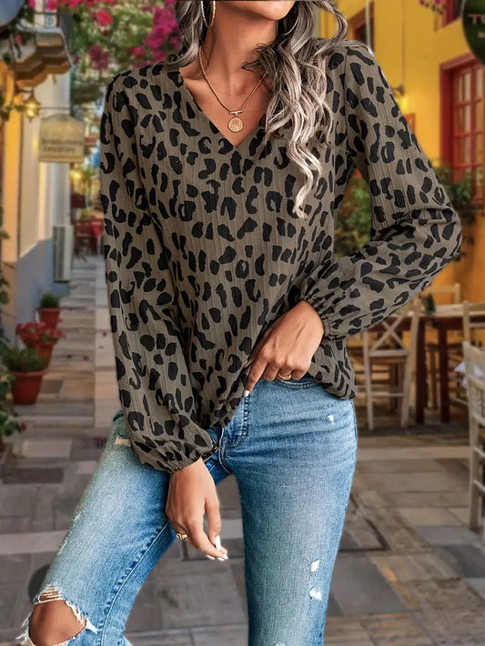 Mia – bluse med v-hals i leopardprint