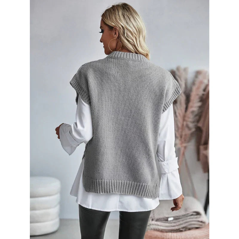 Ærmeløs strikket damevest i et tidløst design