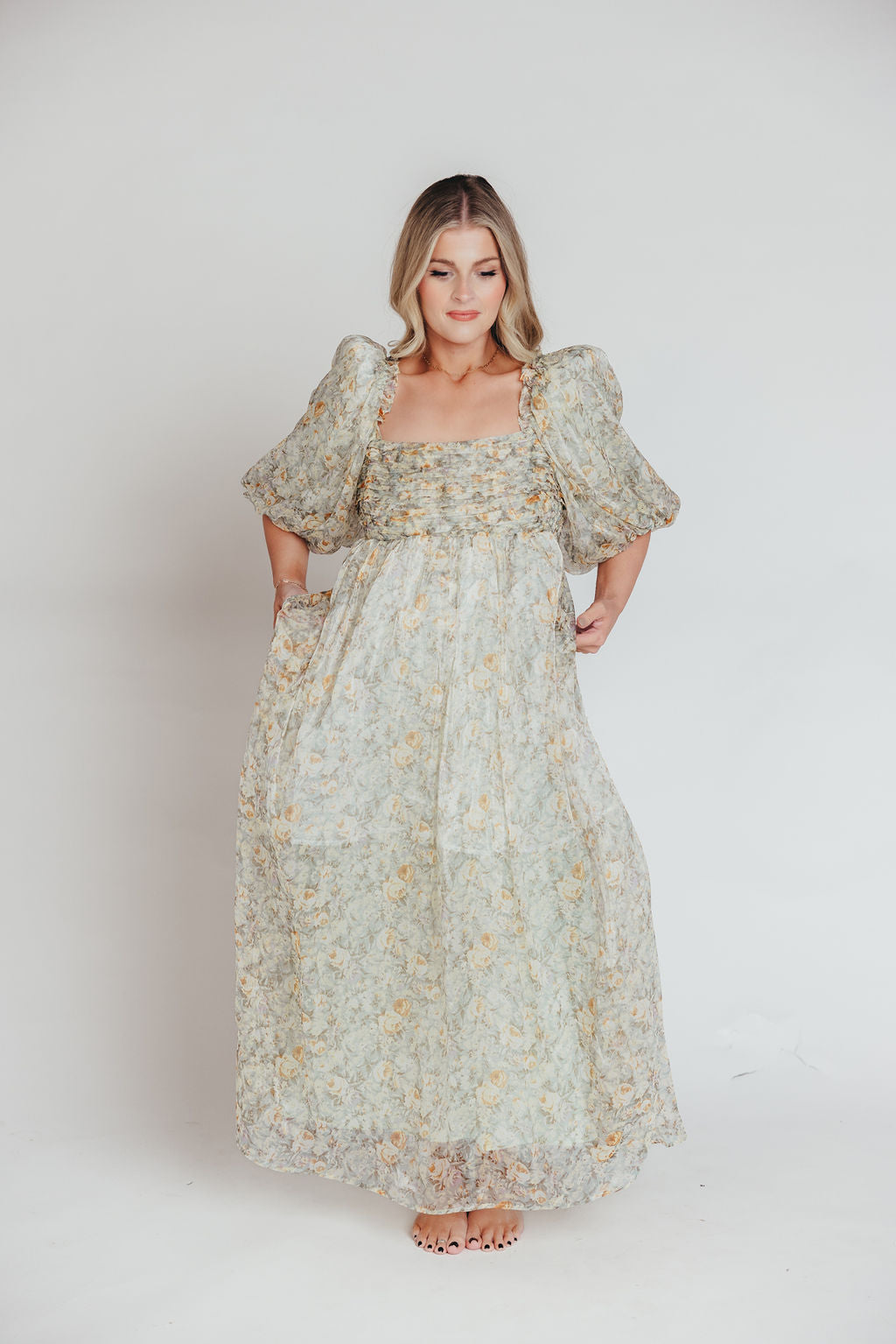 Melody maxi dress med læg og sløjfedetalje i sage floral - bump friendly & Inclusive sizing (S-3XL)